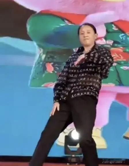 龙丹妮这么有钱，为啥气质这么一般？哇唧唧哇年会这支舞，舞姿狂野笑容坦荡，素颜配花