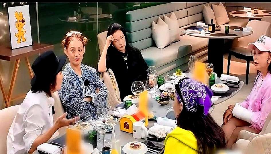 刘嘉玲还是太敢说了，一句话道出了和张柏芝的真实关系，让人意外。张柏芝身子