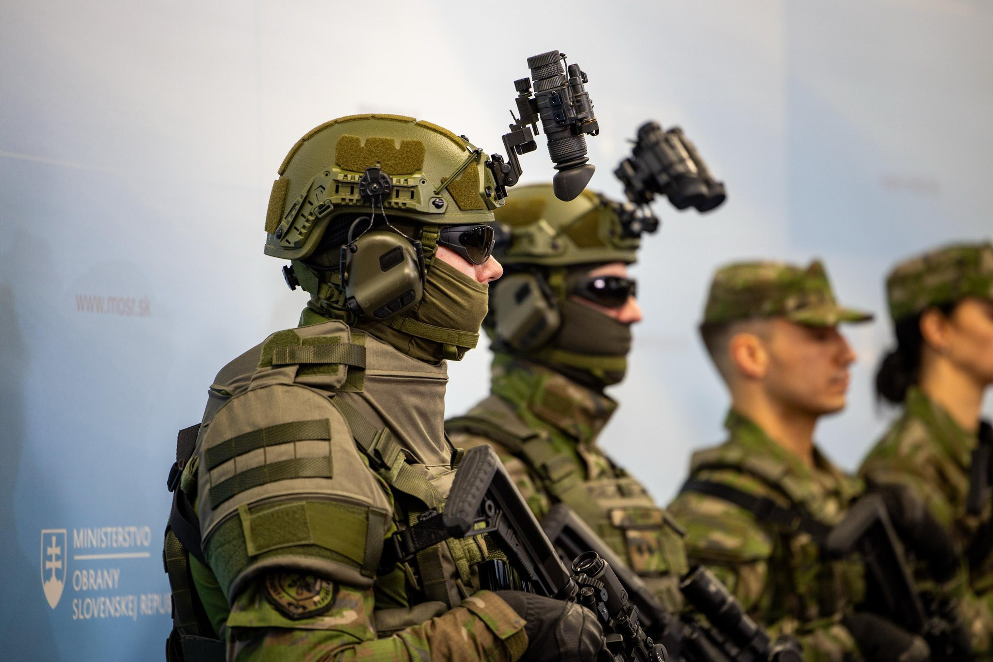 斯洛伐克军队换装新一代VZOR25迷彩服和由斯洛伐克企业GrandPower