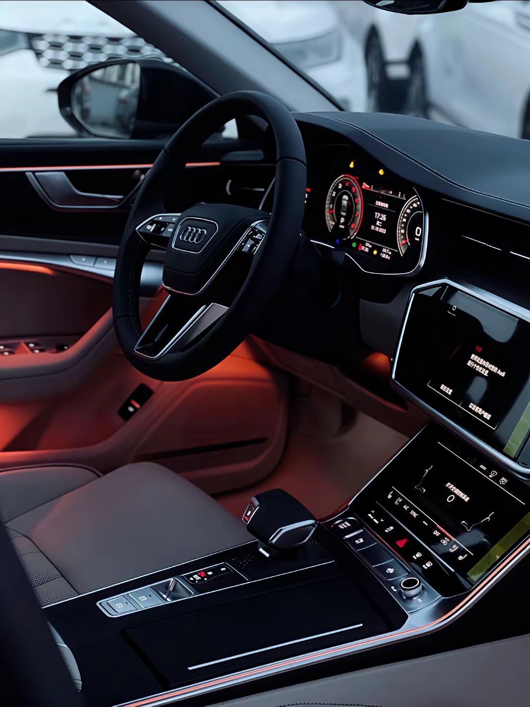 奥迪A6的内饰在同级别里，设计的是最牛的吧，开过的人没有一个说不好的，还有那么多