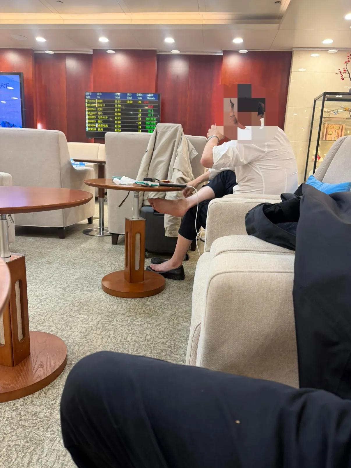 石家庄正定机场河北航空休息室。男子不仅脱了鞋，还脱了袜子，喝着茶水，悠哉游哉。