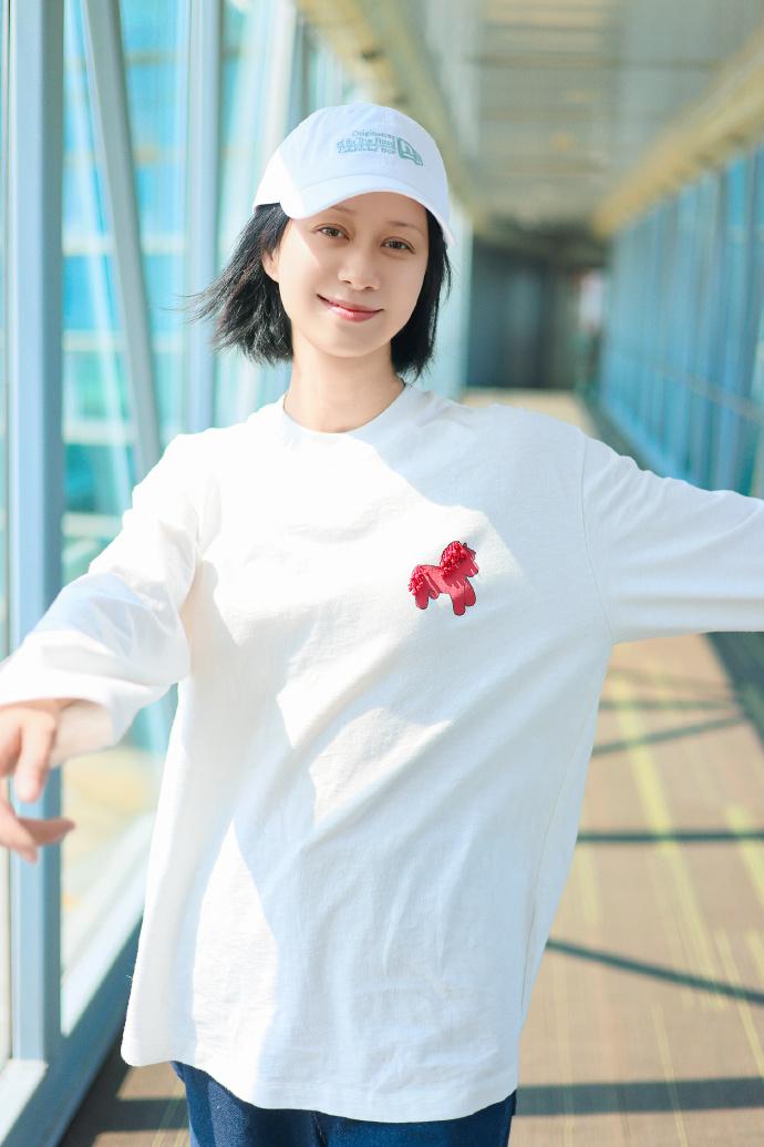 今天倪虹洁现身机场，她这次搭配的好靓丽，看起来也格外的显年轻，真的是特别的漂亮。