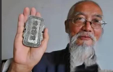 炸锅全网！老人攥着祖传腰牌拒上交，评论区吵到白热化，真相没你想的简单一位老人
