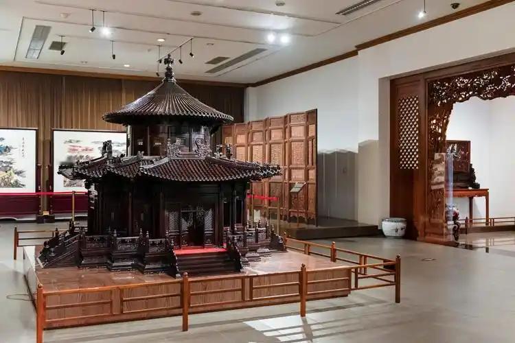 紫檀为什么那么贵？紫檀是一种木材，主要产自印度，长的极慢，几百年才能成材，其质地