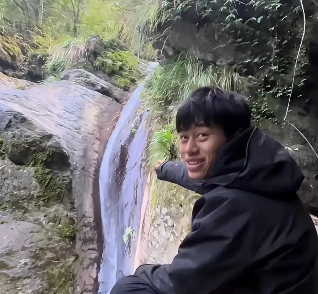 林北录户外综艺专挑悬崖陡坡走，安全员跟在后面拉伤脱水，一天倒一个。节目组原给明