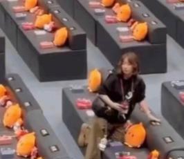 “肖战名牌被当场挪走？微博之夜这出‘C位暗战’，工作人员背锅背到笑！”别信