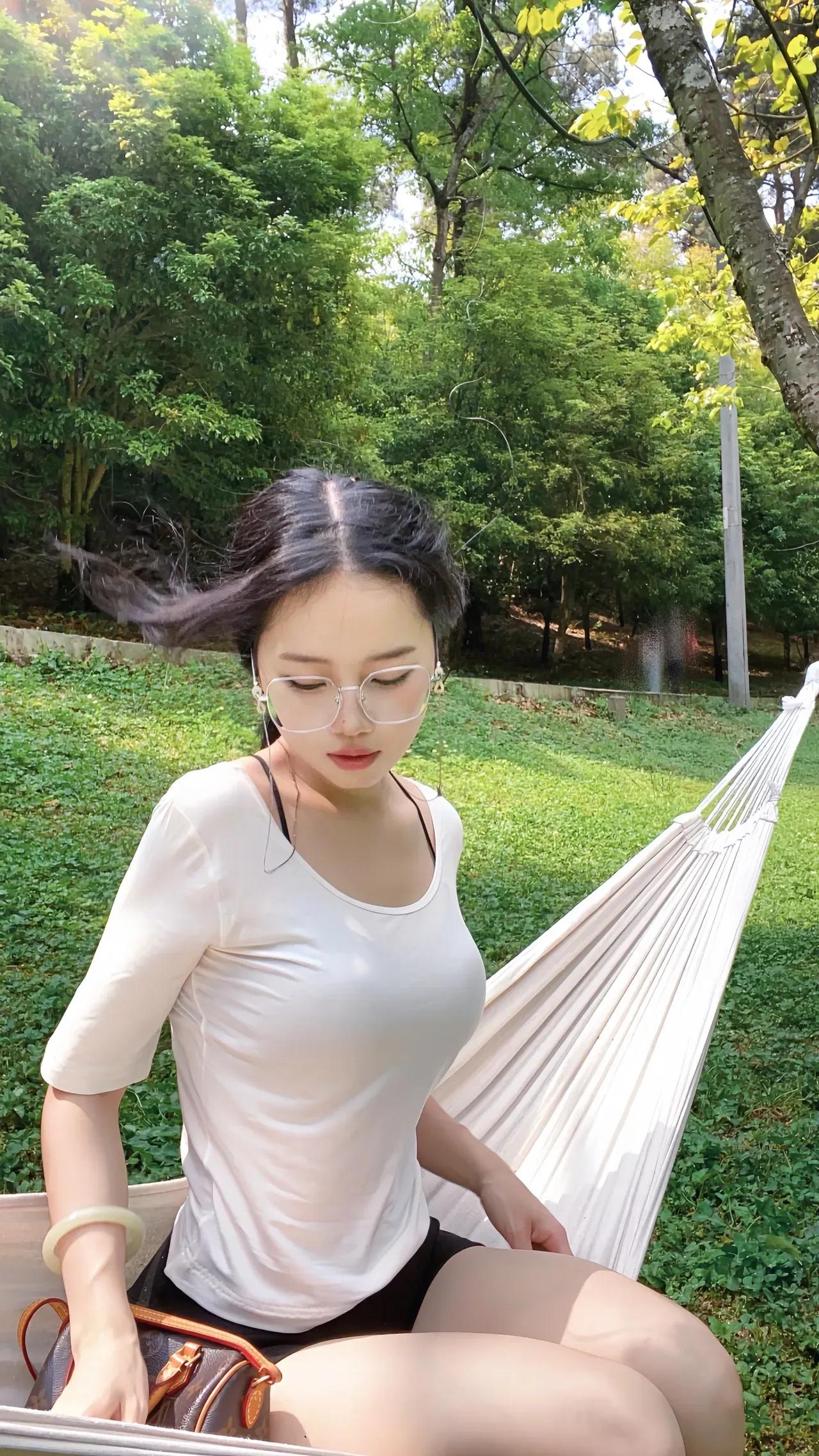 阳光明媚，女孩在草地上享受休闲时光。可爱女孩你心中的美女啥模样治愈风景图分享