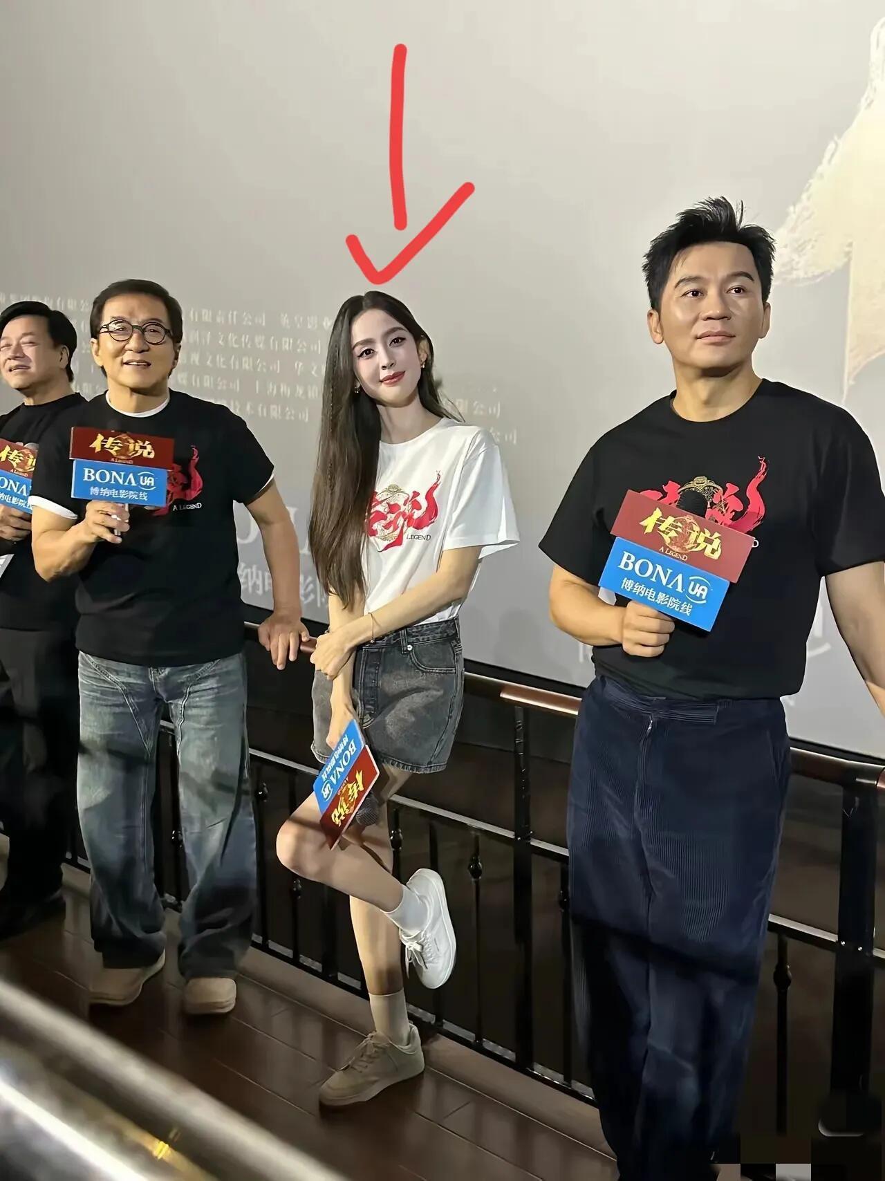 左边的是成龙大哥，右边是李晨，中间这个女生不认识，有懂的吗？