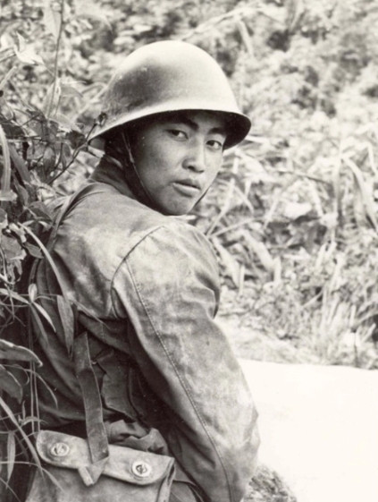 1984年老山，21岁新兵张忠顺，在战斗中，开枪击倒2名敌军。他欣喜若狂，拔腿冲