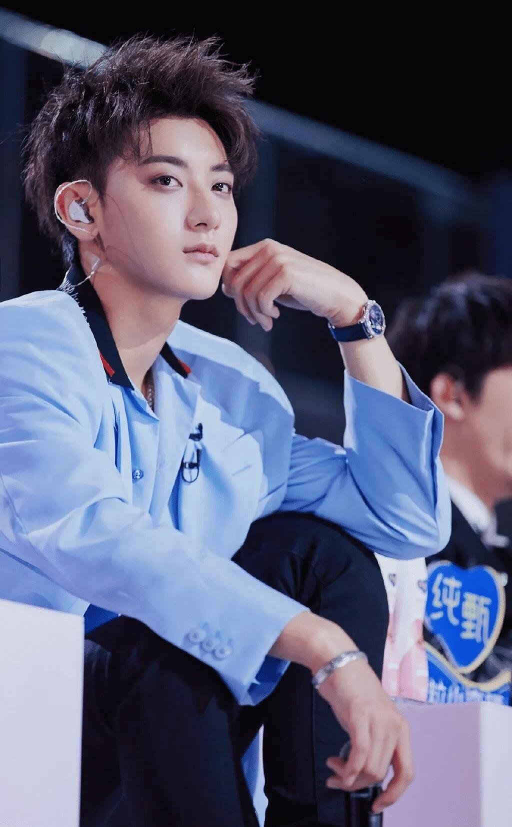 黄子韬上限很高下限也很低看到这些照片才发现，爱豆黄子韬距离我们好远了