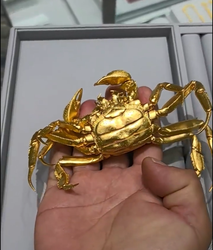 五十万一只的黄金蟹,在山姆店里“闪亮”登场,你以为是联名款?错了,这可能是一出现