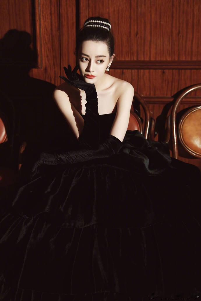 1.迪丽热巴现目前不会考虑常驻综艺节目了，她的重心在和公司谈判上。2.张凌赫宋威