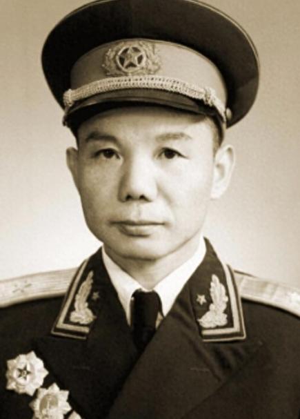 1954年，12军政委李震升职，军长肖永银为他饯行，几杯美酒下肚后，肖永银却当面