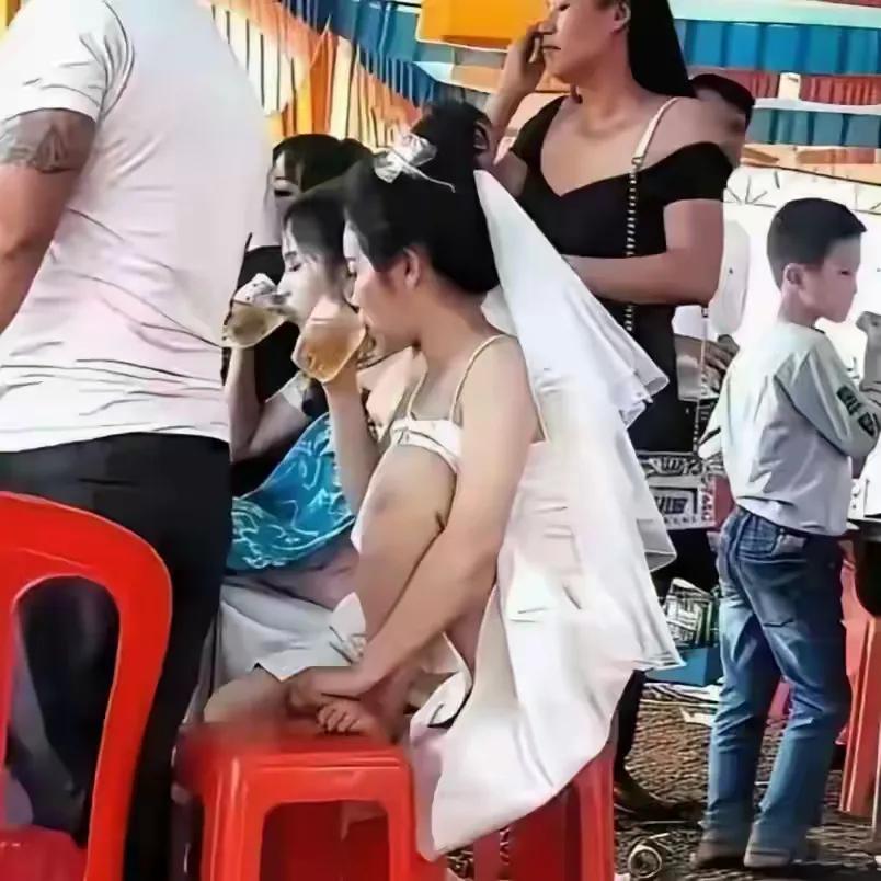 这摄影师也太损了！竟然把新娘拍成这个样子！如果不认真看，还以为新娘露着肚子喝酒呢