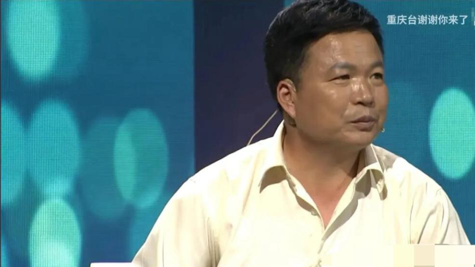 山东临沂一45岁男子，资助17岁贫困女孩上学，女孩毕业上门感谢，男子却红着眼说：