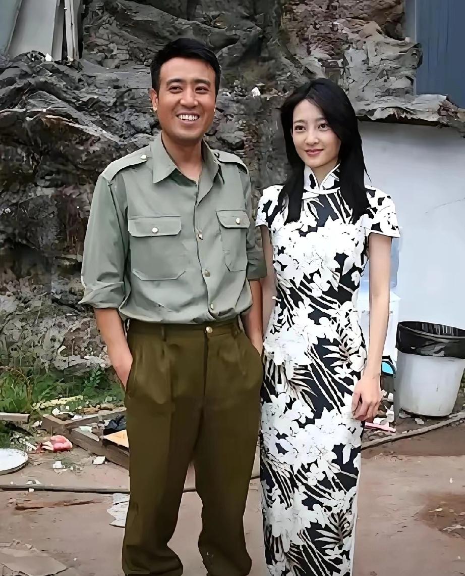 不愧是女神！和于和伟合影笑容灿烂，无滤镜依旧惊艳一张同框照