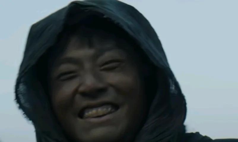 《归队》第9集预告，鲁长山和小贵终于来到了八棵松，鲁长山指着最高最粗的那棵树说，