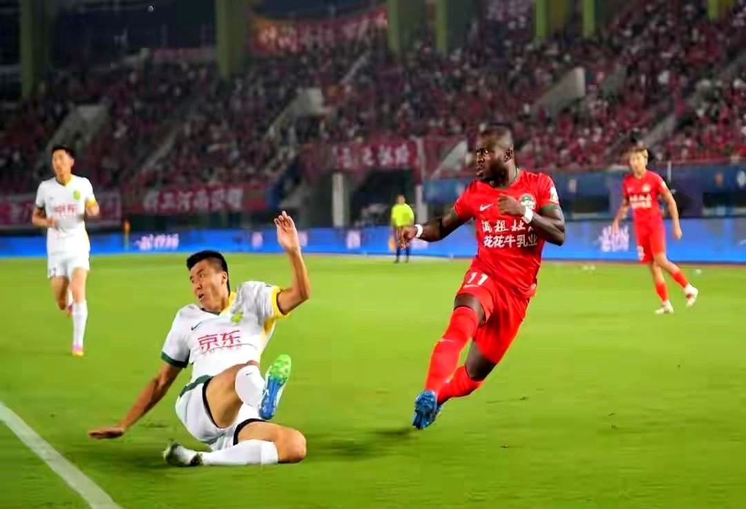 真给国安球迷整破防了！现在网上吵翻了，有人说国安球迷是纯纯“恋爱脑”——球队