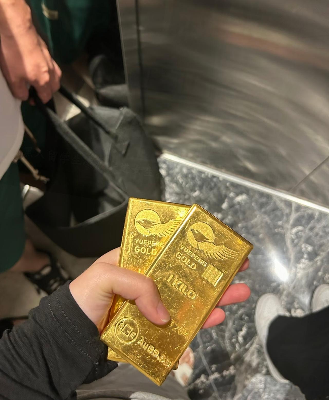 今天才终于知道,为什么穷人在这场黄金交易中赔得最惨了,不是因为他们胆子小,而是