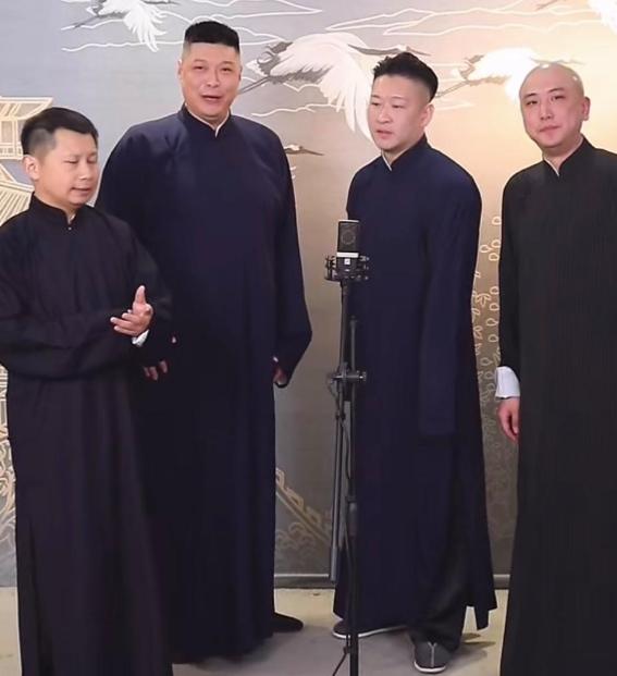 曹云金在台上演出，观众直接喊了一嗓子：前单位同事被处理，是不是你导致的？他笑着