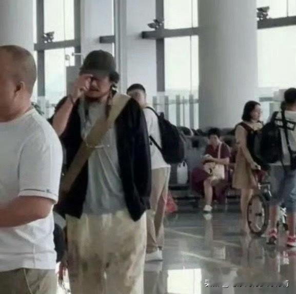 机场里这位看似流浪汉的路人，实则演绎了巴黎世家的新款穿搭，上演极致视觉反差🤯