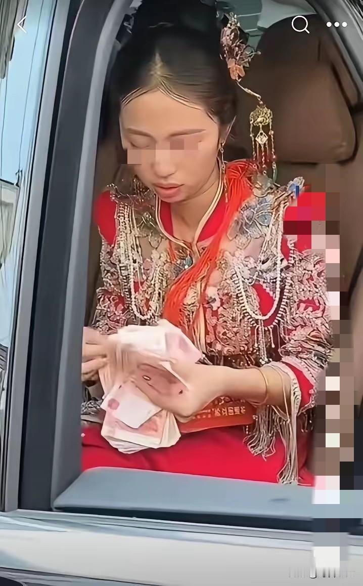 吉时都快过了，新娘却稳稳当当地坐在婚车里，一张一张慢悠悠地点着钞票，压根没把车门