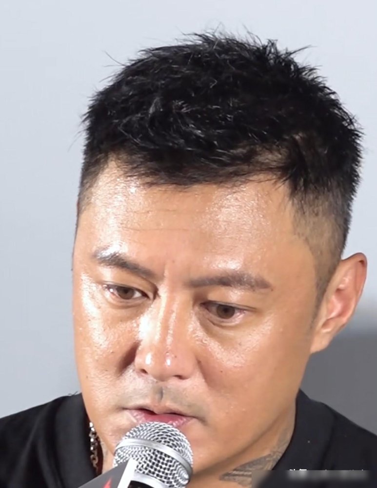 余文乐被拍到跟前妻王棠云聚餐，餐后各开各的车，一前一后回了当年那套婚内豪宅。这画面放到任何一对刚官宣