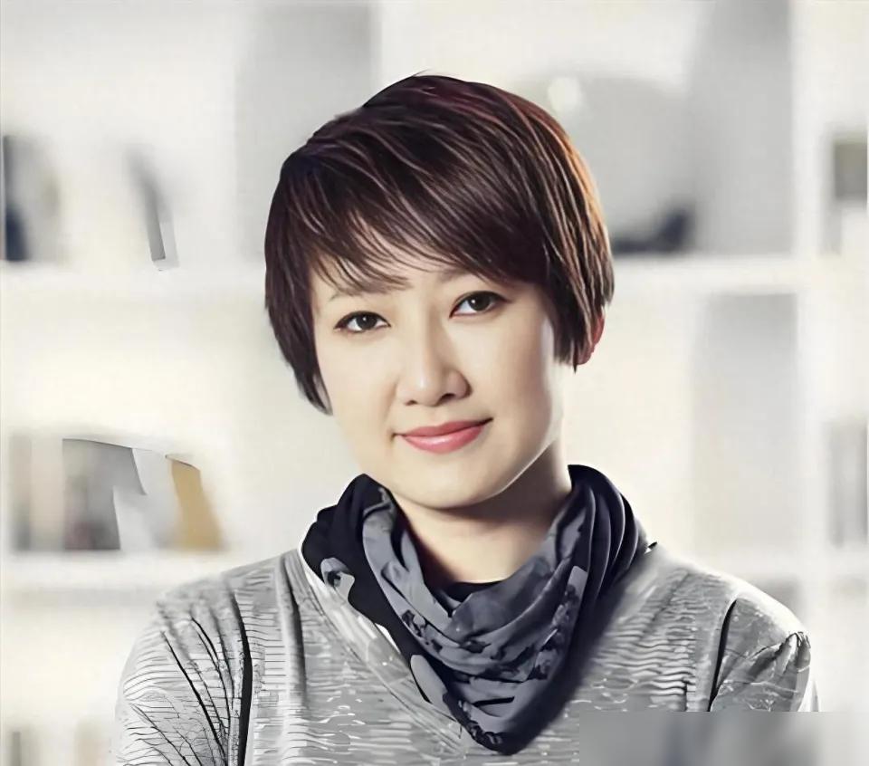 离婚25年，再看王刚和成方圆，一个天上，一个地下。这头，77岁的王刚，轮椅边上