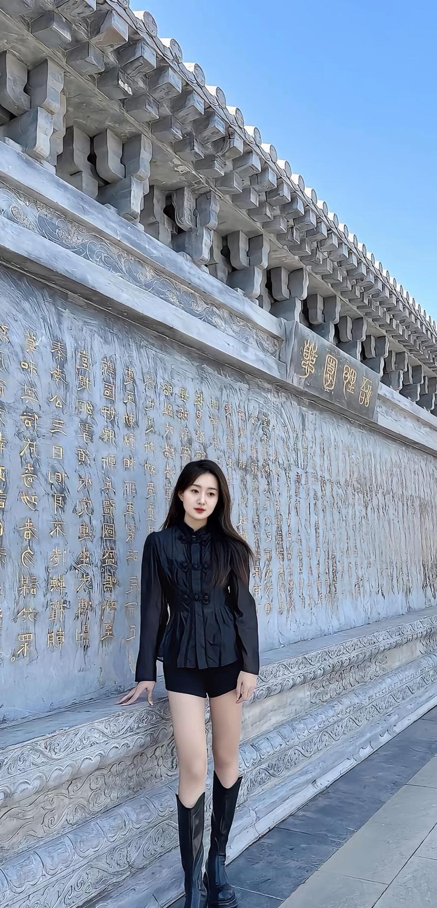 打卡故宫，黑衣少女与金文墙的完美邂逅📸