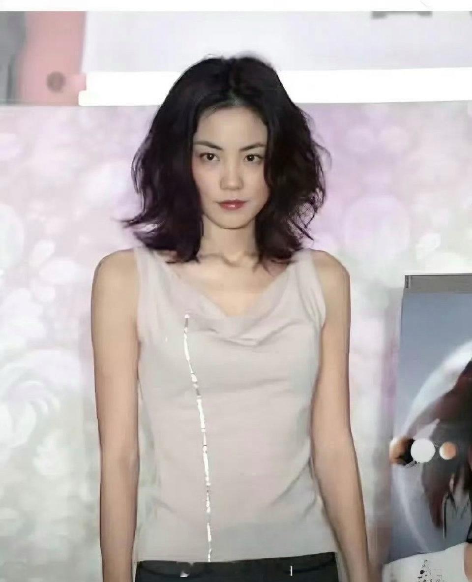 王菲的身材是真优越，身材高挑还自带直角肩，一张酷酷脸，不当歌手当模特也是很ok的