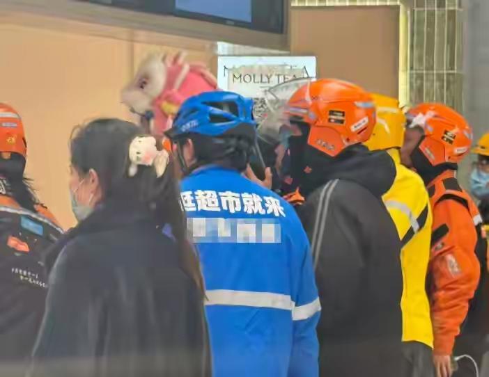 奶茶免单狂欢夜：5小时500万单挤瘫系统，全国门店爆单闭店，微信屏蔽大战背后的万