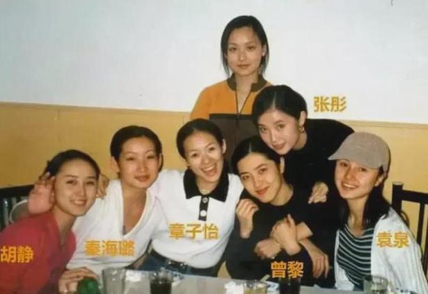 我发现曾黎真的特别神奇，是谜一样的存在。翻看以前的一些老照片，曾黎每次和同学聚