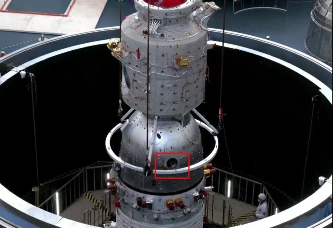 官方通报的神舟二十舷窗就是如图所示的部分！综合评估，神舟二十号载人飞船返回舱