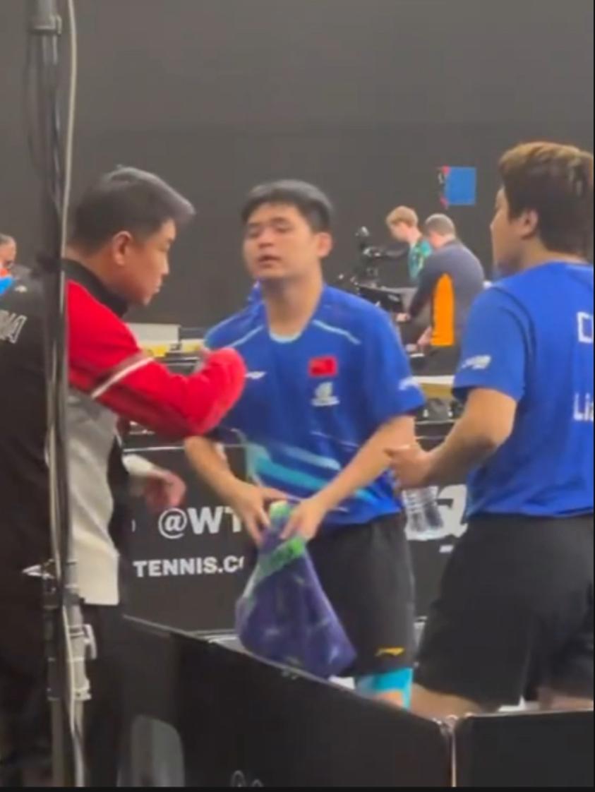 国乒男双遭遇重创！王皓场边急到失控，林诗栋身心俱疲信心濒临崩塌