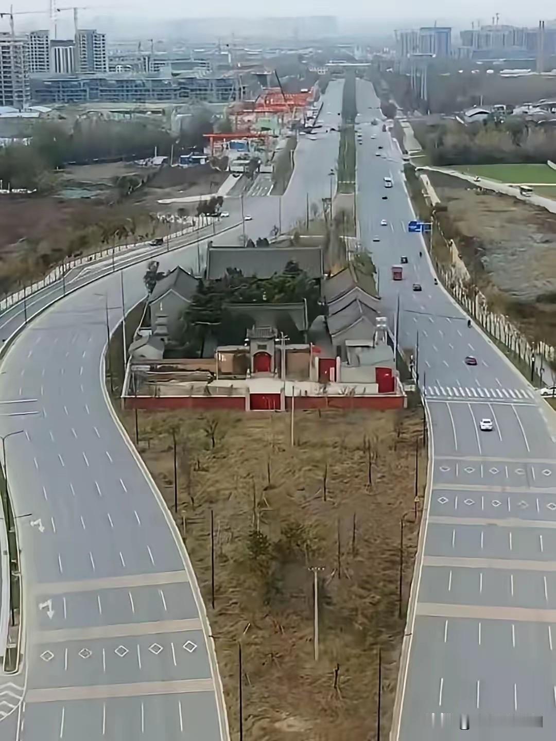 不懂事，想请教，这处位于西安市区，夹在马路中间的建筑设施，它是人们心中的马路“