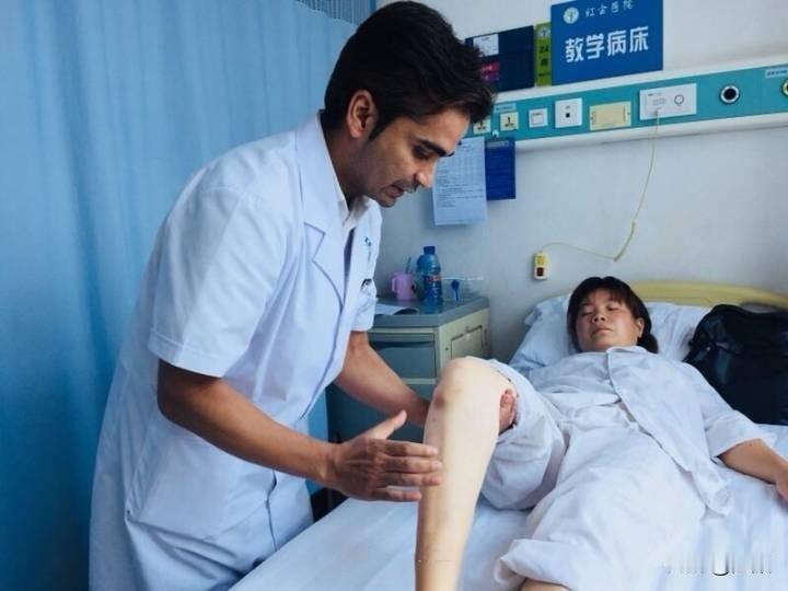 印度人在西安的医院当医生，印度网友：在印度不合格才去中国这名印度医生名叫山迪普