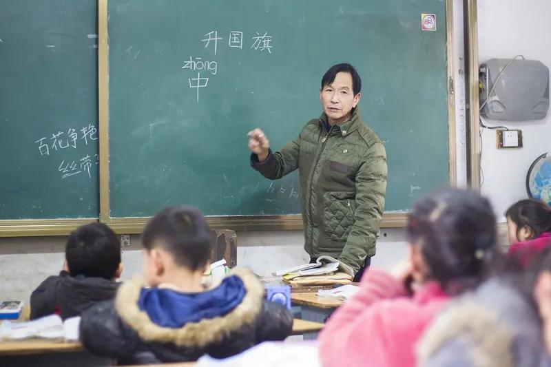 明天教师节了，学校公布了明天大会上受表扬的老师，看了这份名单，我明白了自己输在哪