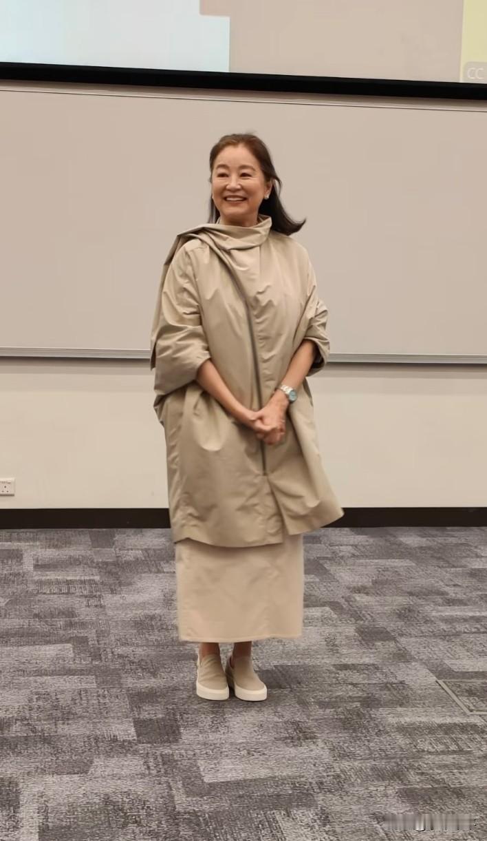 女侠林青霞，七十岁出头，华丽转身，气质大变！4月25日，林青霞以作家身份，现身