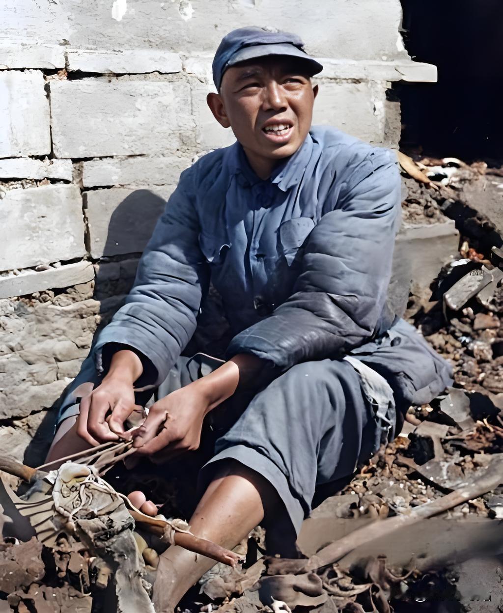 1945年2月26日，昆明的炮兵训练中心，1名中国士兵指尖翻飞于潮湿的稻草间——