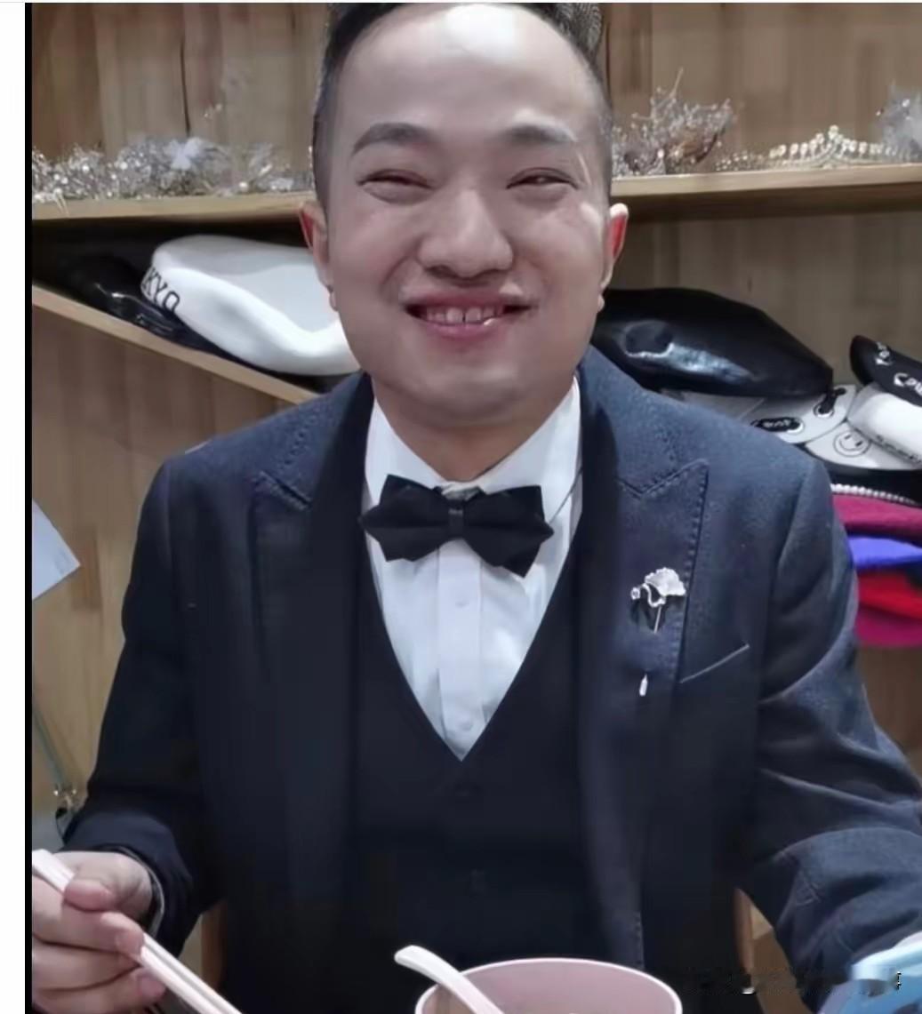 有人说，富贵花帮孙宇晨修一个小时的指甲，那是在做心理建设孙宇晨这个人，完全经