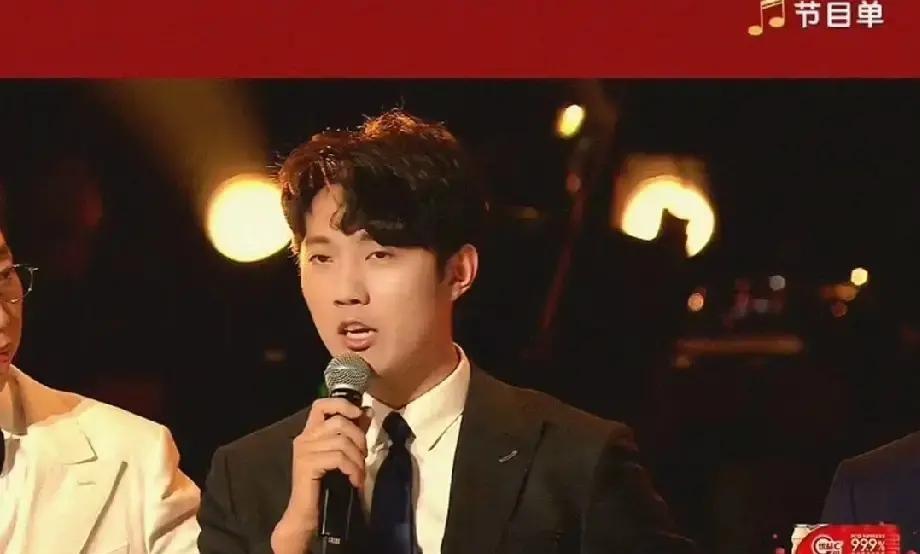 董宇辉瘦了7斤，真真却因精修图被骂惨。这对比太刺眼了！我得说，这根本不是审美