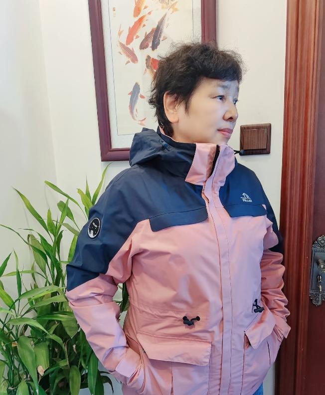 天气渐冷，邻居给她婆婆买了件三合一冲锋衣，花了一千多。试穿的时候特别喜欢，可谁
