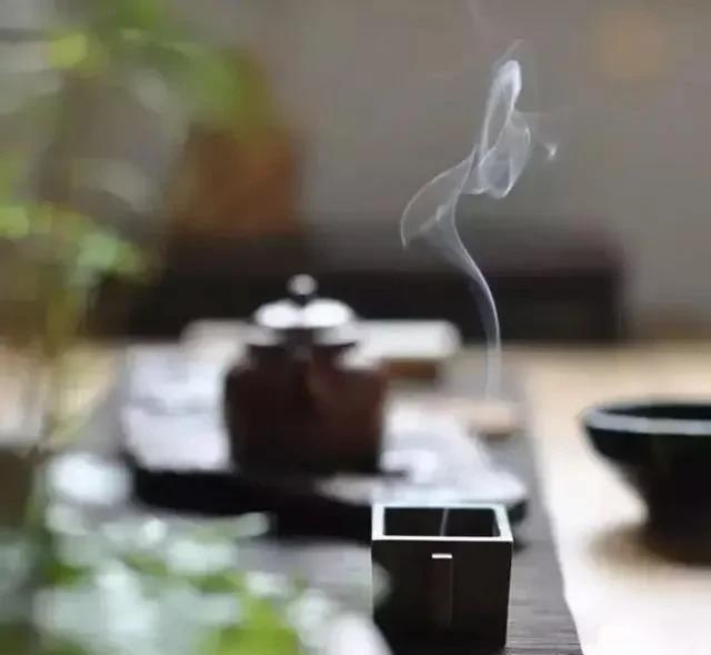 弘一法师曾言：“你接纳什么，什么就消失，你对抗什么，什么就存在。如果你不明白，你