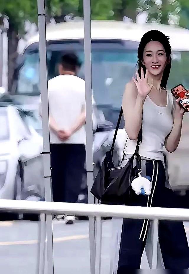 李小冉这是彻底不装了？那个曾说死也不上真人秀的“佛系”演员，如今却在《乘风2