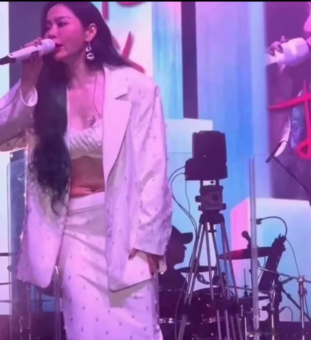 张靓颖这衣服是没穿好吗？网友：怎么肚子上这么多赘肉​​​