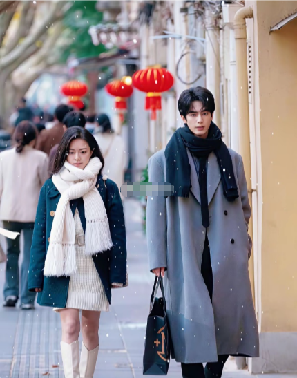 赵今麦那条裙子炸了。12万标价，镜头里活像地摊35块甩卖货。不是钱的事儿。你