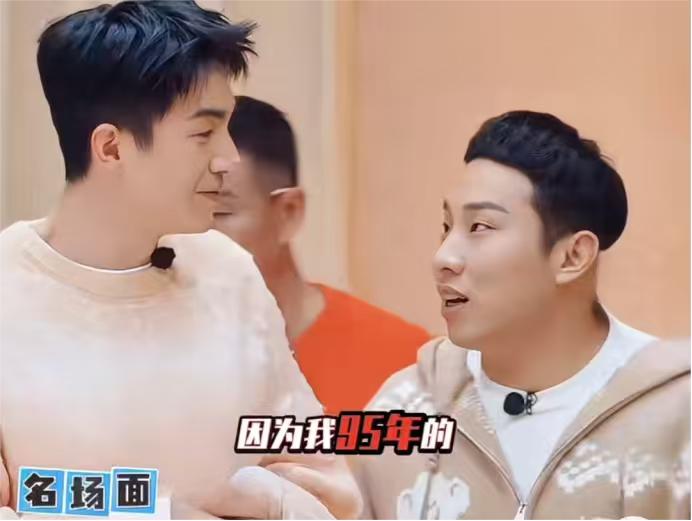 徐志胜：“哥哥，哥哥。”林更新：“你为啥叫我哥哥呀。”徐志胜：“因为我9