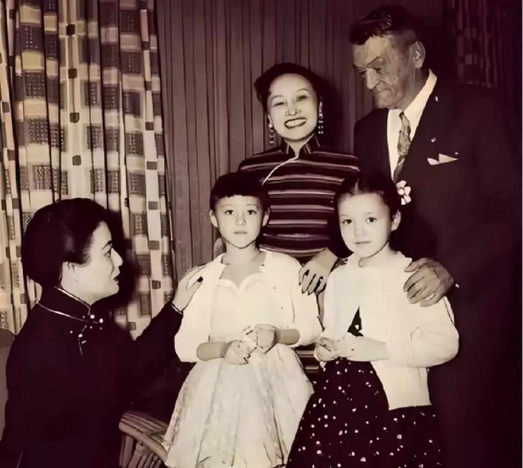 50年代，宋美龄看望陈纳德、陈香梅一家四口的合影，两个女儿分别叫陈美华、陈美丽，