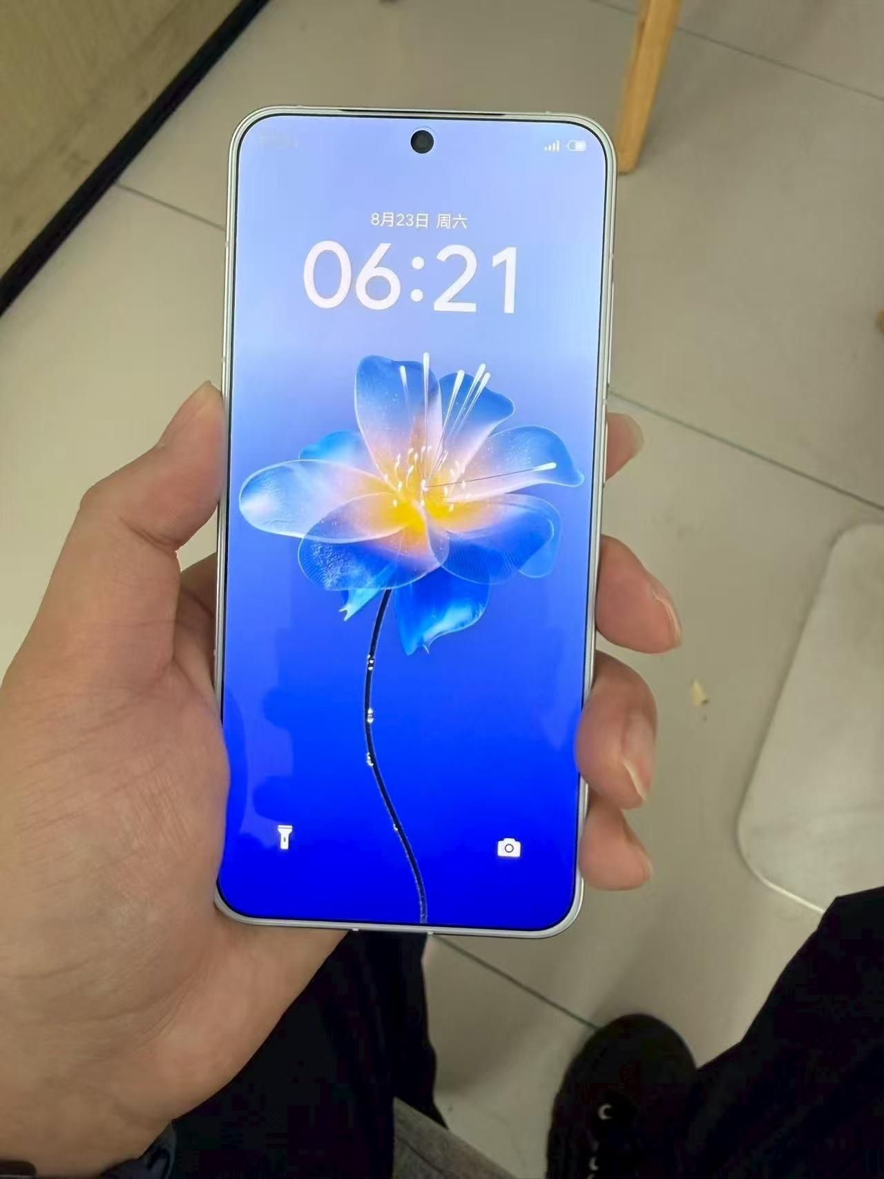 魅族22简单来说，这是一台带无线快充和中等规格潜望长焦的小屏机。性能肯定不是主要
