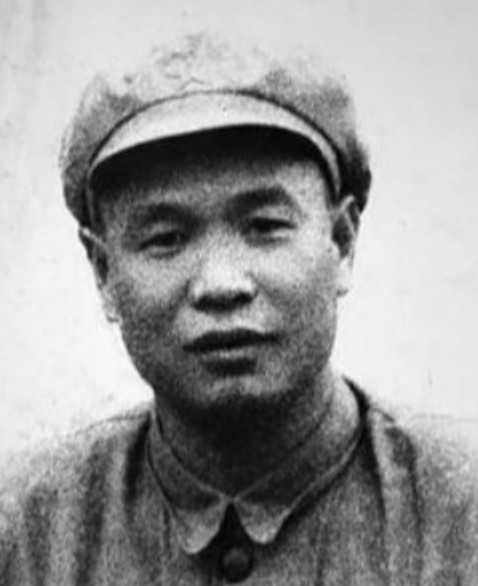 他卧底多年，是唯一和毛主席单线联系的特工，毛主席亲自为他取名，后成开国少将！ 